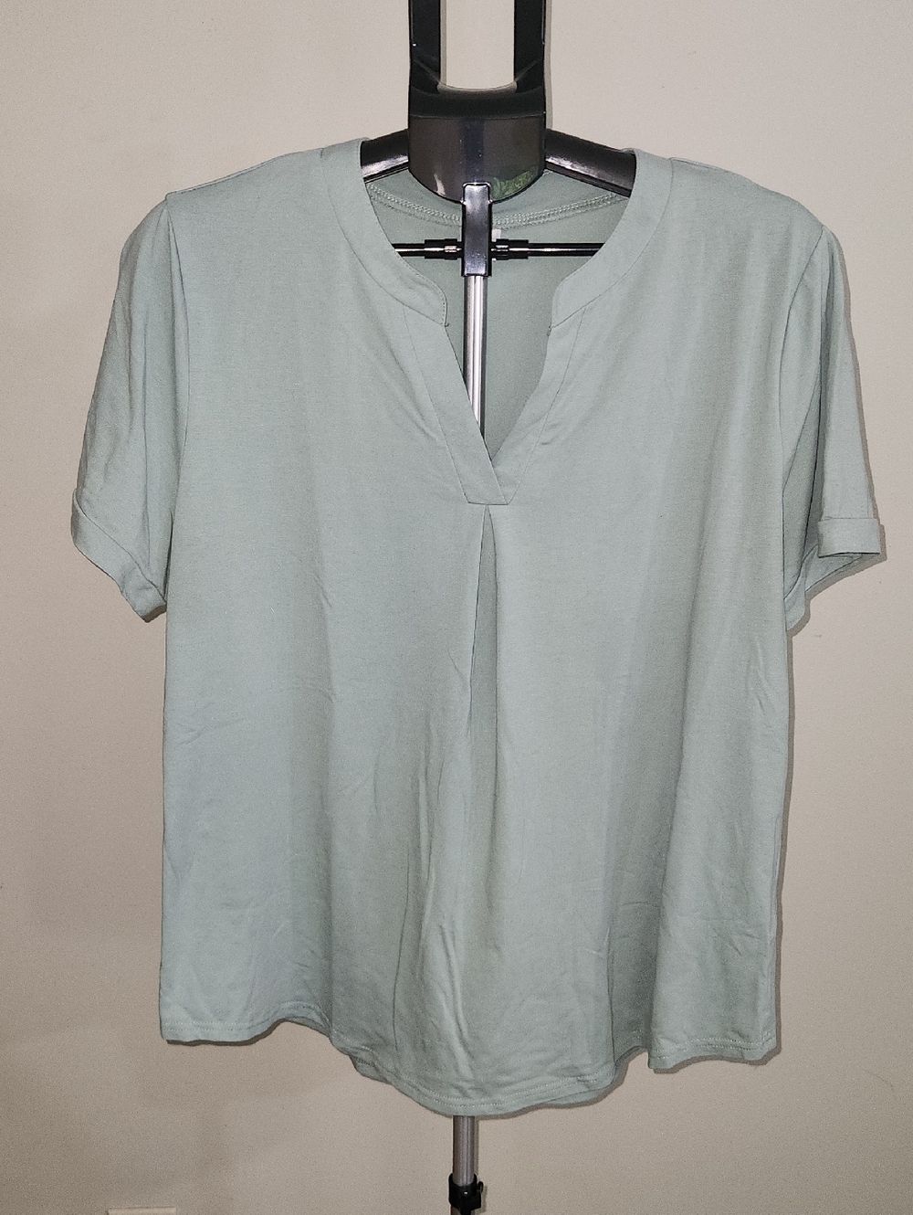 Light Sage Green Split-Neck Short Sleeve Top. XL.